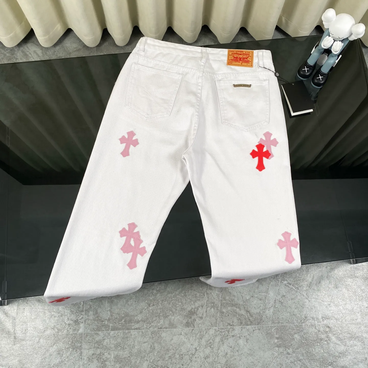 🅿️280 [Strongest version] Chroe Hets CH Chroe Hets CH white and light pink leather label jeans Customized metal buckle Legs washed distressed ripped hem ceiling-level jeans ‼ About Zangyin✅This is an extremely luxurious fashion brand that can also be called the aristocrat of the high street. It has always been an exclusive brand for some hipsters or the rich second generation. Compared with ordinary high streets, it is more luxurious and noble. Compared with luxury brands, it is more fashionable and individual. Top heavy industry fashion design✅Consistently high street luxury style creation. Speaking of this style, the Zangyin family and the GU family are definitely among the leading representative brands. Especially the Zangyin family's creation of high street style has really achieved an effect of transformation. The color of this model is already very eye-catching by using a unique washed material. It is decorated with pink patchwork cross flowers, which cleverly highlights the charm of the brand. Secondly, this model adopts a classic high-waist cut design, which highlights the long legs and fashionable temperament of the upper body. The brand is highly recognizable and the slim-fitting configuration is more suitable for daily wear. The personality will be fashionable and the specifications can be seen at a glance. Materials and technology ✅ Needless to say, this point goes without saying. As an excellent craftsman brand, Zangyin's requirements for details and craftsmanship are really perfect. The washed color of this model has gone through a lot of processes, not to mention the embellishment of the denim appliqués. It is also purely handmade and sewn. Just like what they believe in, only handmade things have soul and have the meaning of wearing. A top-notch heavy-duty fashionable denim item, recommended by both hands‼   Size: 28 30 32 34 equivalent to S-XL
